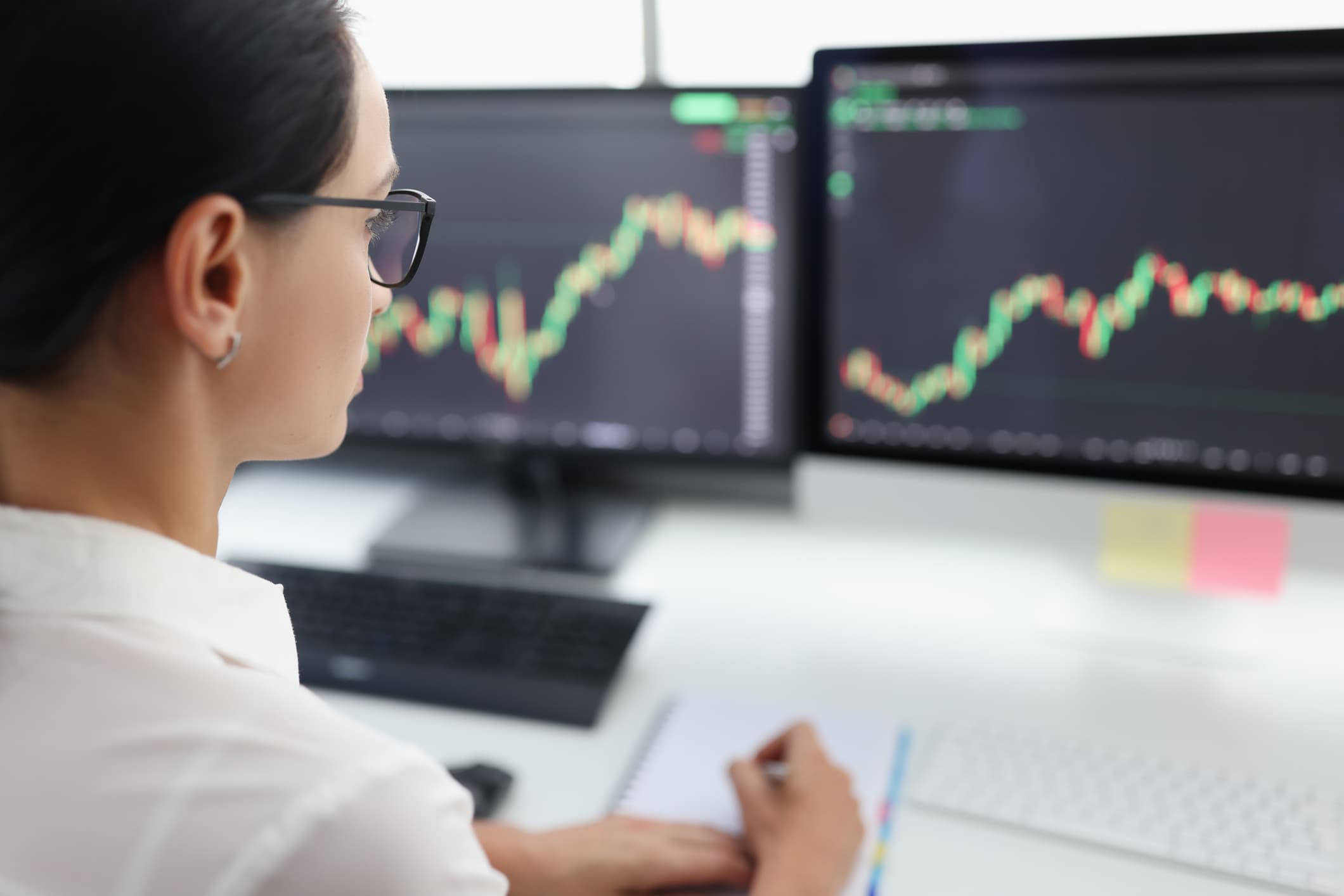 trader in front of a screen